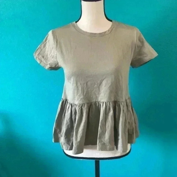 ⭐️ Forever 21 green top in size small - Picture 1 of 3